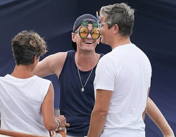 ニール・パトリック・ハリスさんのインスタグラム写真 - (ニール・パトリック・ハリスInstagram)「😎😂🥰 #neilpatrickharris #davidburtka #nph #db #actors #lovethem #handsome #chef #hamptons #friends #couple #husbands @nph @dbelicious 🧡🧡」9月3日 9時48分 - instagranph