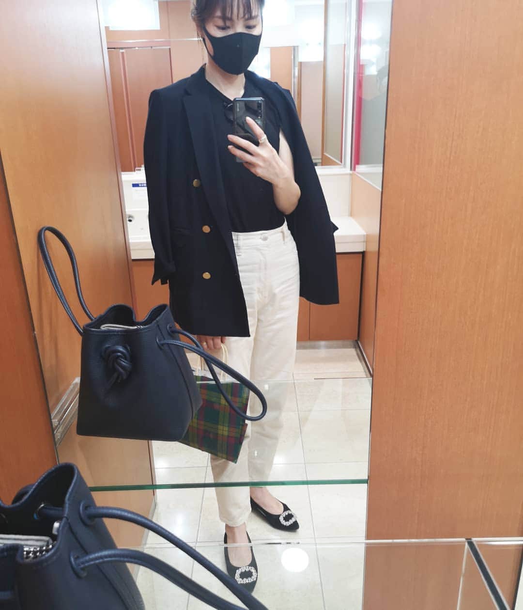 のインスタグラム：「伊勢丹ガラガラ . 日除けのジャケット、持ってきてよかったー！日差しジリジリ～🌞‼️🥴 . コロナでずっと行けなかった友の会の更新、やっとしてきた。ささっと。」