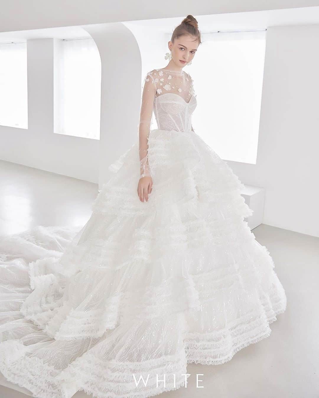 のインスタグラム：「@placolewedding【#Dressy花嫁 】【#プラコレ】をつけて投稿&フォローしてね♩ . ＝＝＝＝＝＝＝＝ . グリッターやフリル、 フラワーモチーフなど 贅沢なほどに女性の"可愛い"を ぎゅっと詰め込んだウェディングドレス👗💕  とってもお洒落なドレスなので swipeしてディテールをチェックしてみて💭✔︎♫ . ＝＝＝＝＝＝＝＝ 👗Photo by... @thewhite.elisabeth ＝＝＝＝＝＝＝＝ 『#Dressy花嫁』『#プラコレ』の ハッシュタグをつけて写真をUPしてね✦ 花嫁アプリ『Dressy by プラコレ』の 記事に掲載＆リグラムされるかも♩ . みなさまからのいいねや保存 コメントをお待ちしています♥ 「このウェディングドレス可愛い！」 「ヘアスタイルも気になる！！」 「今の花嫁さんの流行りは！？」etc. . ＝＝＝＝＝＝＝＝ 花嫁アプリでは、 プロのアドバイザーに結婚式の相談を何度でも♡ ウェディングドレスの記事や、 自分のウェディングレポを残せちゃう♡” . ＞＞＞TOPのURLからcheck ⋈ @placolewedding ＞＞＞結婚のご相談は プラコレウェディングアドバイザーへ♡ @wedding_adviser ＞＞＞ウェディングレポを残したいなら、 farny by プラコレをcheck ✎ @farny_wedding ＞＞＞ウェディングアイデア＆DIYは ドレシーアイデアcheck ❁ @dressy_idea >>>素敵なドレスに出会いたい花嫁さま♡ @dressyonline_をcheck . ＝＝＝＝＝＝＝＝＝＝＝＝＝＝＝＝ . #プレ花嫁 #卒花 #花嫁 #卒花嫁 #結婚 #結婚式 #結婚準備 #花嫁準備 #weddingtbt #ウェディングドレス #カラードレス #トータルコーディネート #花嫁コーディネート #試着レポ #farnyレポ #2020冬婚 #2020秋婚 #2020冬婚 #韓国 #韓国フォト #韓国ウェディング #花柄ドレス #花嫁コーディネート #袖付きドレス #チュールドレス #웨딩드레스」