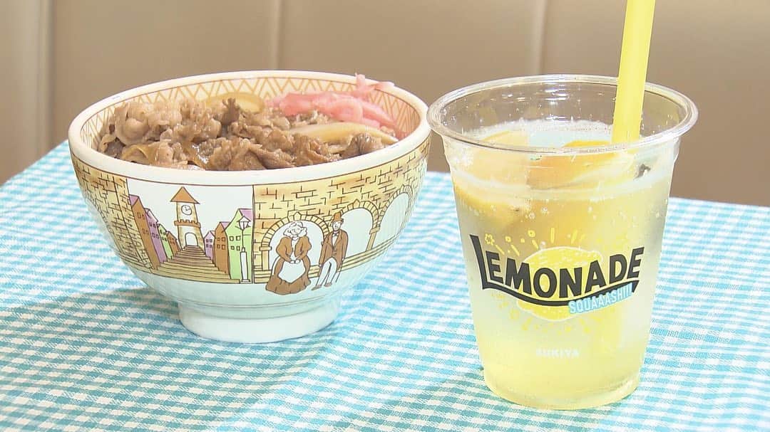 川崎優さんのインスタグラム写真 - (川崎優Instagram)「巷ではレモネードが来てるらしい。 あんまり飲んだことが無かったけど…こんなに美味しいのかとビックリ。しかも、シンプルな飲み物なのにお店によって味が全然違っていて…おそるべしレモネード🍋 あなどれない。あなどってないけど！ #repost @barihaya ・・・ きょう(9/3)の特集☀️は、 バリはやっとる✨#レモネード 🍋  ❶レモネード by レモニカ 福岡三越店　福岡市・天神 休日700杯も売れるレモネードはなんと20種類🤩 イチオシは、🍋果汁1.5個分🍋 #サンサンレモネード ジャンボ　620円(テイクアウト価格)  チェーン店も続々❗️ ❷#すき家　 #すき家のレモネードスカッシュ 220円  ❸#いしむら (⚠️大橋本店＆平尾店のみ) #唐津レモネード 380円  まさかのホテルまで🏙 ❹#ホテル日航福岡　福岡市・博多駅前 　ティー＆カクテルラウンジ #ノコハチ 入りの✨美しすぎるレモネード🥂 #ホテルパティシエの自家製レモネード 968円  優ちゃんの感想「熱帯魚を泳がせたい…🐠」  #レモネード #バリはや #レモネードbyレモニカ #タピオカの次はこれ #チェーン店 #福岡三越」9月3日 10時12分 - yuu__noir