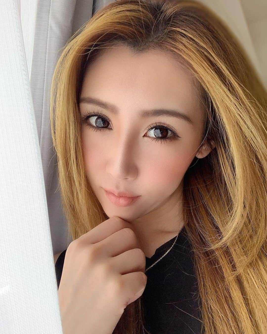 のインスタグラム：「. . ▶︎▶︎スライドしてね▶︎▶︎ 芹澤明日香の美容のお時間です🌈 . 初めての眉アートメイクをしてきました🖤 仲良しな友達ゆいから紹介してもらった 【銀座よしえクリニック 表参道院】へ初めて 行ってやってもらいました✨ . １枚目は通常のメイクの私💄 ▶︎▶︎２枚目▶︎▶︎ 黄金比を測ってもらうんだけどいつも綺麗に描いてる つもりだった眉毛が見事にバラバラ😂 元々眉毛しっかりあるほうなんだけどね… ▶︎▶︎３枚目は麻酔をします！！ ▶︎▶︎4枚目▶︎▶︎ 毛を一本一本描くように丁寧に少しずつ！！ 最初の数本は少しチクチク痛みあったけど痛すぎる〜って 感じではないし施術してくれてる看護師さんが話かけて くれるから安心してできたよん❣️ . ▶︎▶︎５枚目▶︎▶︎ 全体均等に毛並みのように描いたあとパウダーで影を つけることでより自然な眉になるそうです❣️ . ▶︎▶︎6枚目▶︎▶︎ これがよくみなさんのでみる『いもと』ってやつね🤨 ▶︎▶︎7.8枚目▶︎▶︎ 終わった直後の写真です📸 私は濃い眉毛が好きだから1番濃い色と中間のブラウンを 混ぜてもらったんだけどすっごいお気に入り😍 . 眉アートは一回で完成ではなくてこのあと多少のかさぶた 皮むけで色が落ちる事があるので2回セットとなるよ！ 形はもちろんだけど色もしっかり選んでくれるし 途中で細かく確認してくれてこうしたいとかもっと ここが欲しいなとか本当に丁寧にやってくれたよ✨ . よしえクリニックってアートメイクだけでなく肌治療や 脂肪溶解注射とかとにかくメニューが豊富なの🤩 先生もサバサバしててはっきり言ってくれて素敵な方👩🏻‍⚕️✨ 担当してくれた看護師さんは一目惚れ😍笑 . なんと紹介特典を下さいました🥺 ★アートメイクの場合（3D、2D） →¥3000円分のポイントプレゼント！！  ★その他の施術（アートメイク以外） →30%OFF にしてくださるそうです🥳🎉 . 🏥よしえクリニック表参道院 @ginzayoshie_omotesando  @ginzayoshie_artmake  . 男女関係なくできるので是非綺麗になってきてください✨ . . #銀座よしえクリニック表参道院 #アートメイク眉  #アートメイク  #アートメイクアイライン  #アートメイクリップ  #表参道  #シングルマザー #シンママ #ママでも綺麗に #ママでも綺麗でいたい  #美容オタク #美容好きな人と繋がりたい」