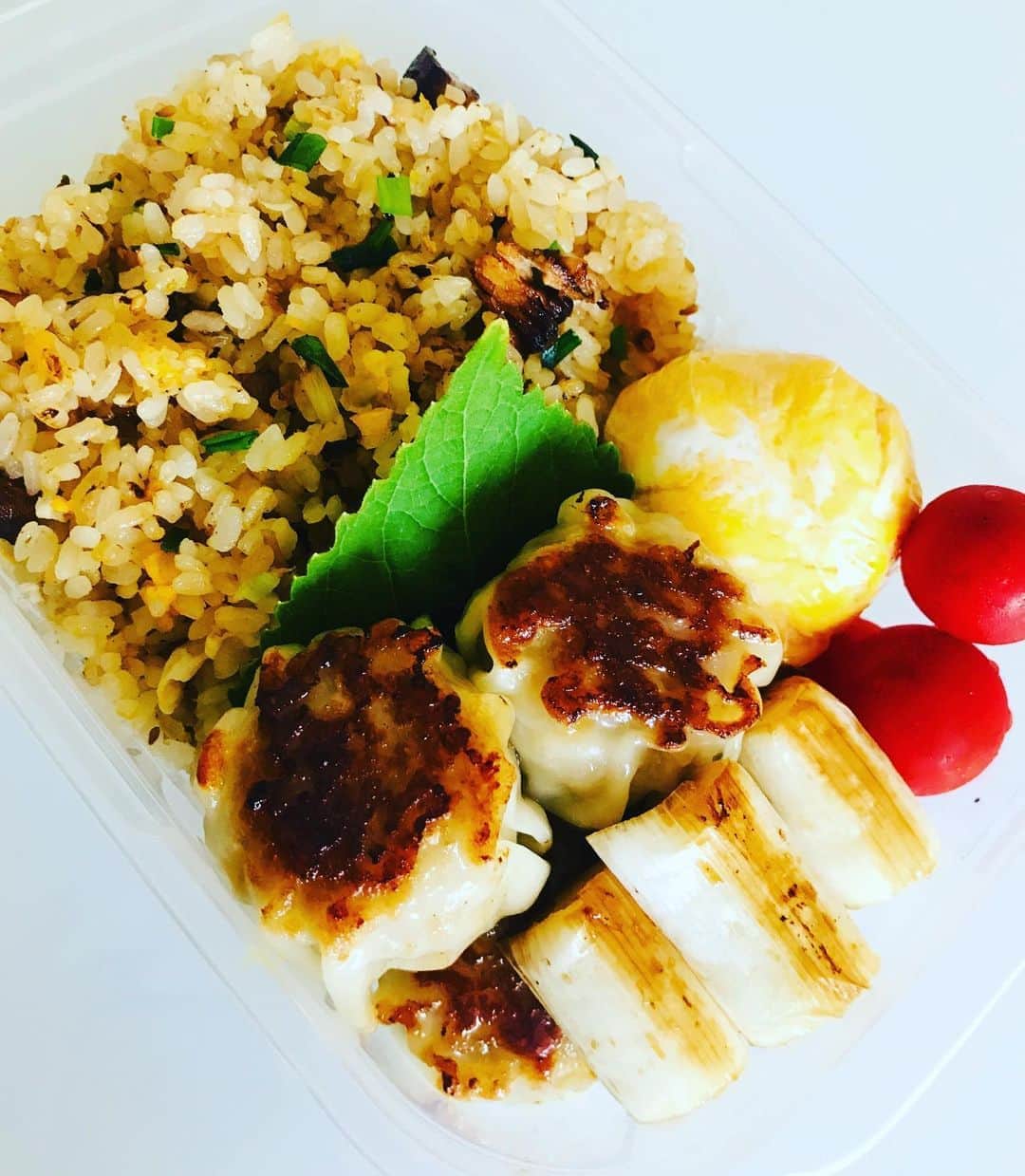 吉岡美穂のインスタグラム：「中華弁当🍱でした。  寝起きに中華鍋で炒飯は左手首に負担が😅  明日で1週間が終わる…  あと一日で週末ですね！ 頑張りましょう🌈  #中学生弁当 #中学生タッパー弁当 #お惣菜 #ご飯が進むおかず」
