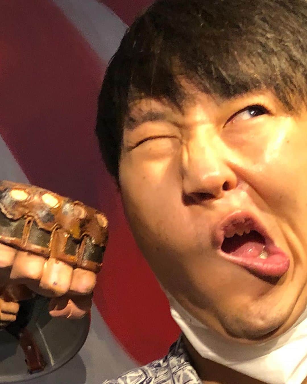 にしやまのインスタグラム：「歯ギザギザちゃう？鮫？  #エンペラーにしやま#歯ギザギザ#鮫#サメ#殴られジェスチャー#口歪ませ#おしゃべり#にしやま#チルドレン#ONCグループ」