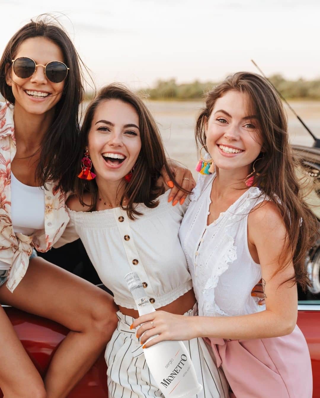 Mionetto Proseccoのインスタグラム：「Tagga le  tue migliori amiche con cui vorresti condividere un calice ghiacciato di Sergio White Edition - MO Collection.  Loro si meritano sempre il meglio! 🧡😉  #mionettoprosecco #mionettoinsieme   Bevi Mionetto responsabilmente」