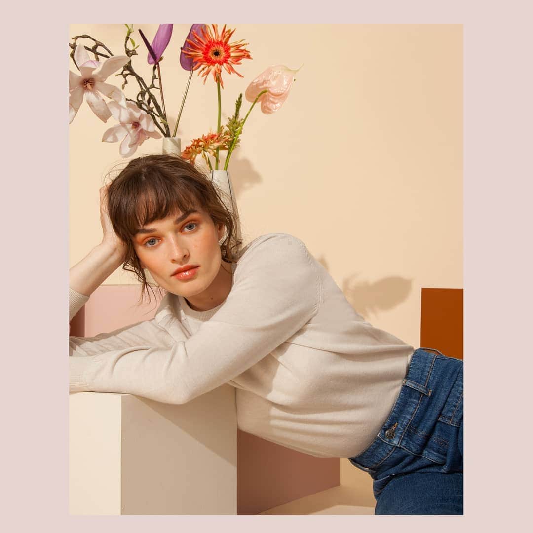 ベンシモンのインスタグラム：「Alors votre rentrée ? 😍 ​Encore un peu de patience avant l'arrivée de notre nouvelle collection hiver et sa maille infiniment douce dans laquelle on va adorer se lover ! 💭 ​🇬🇧 So how was your first day back? 😍 A little more patience before the arrival of our new winter collection and its soft jumpers in which we will love to curl up! 💭 ​#bensimon #bensimoncollection #mode #fashion」