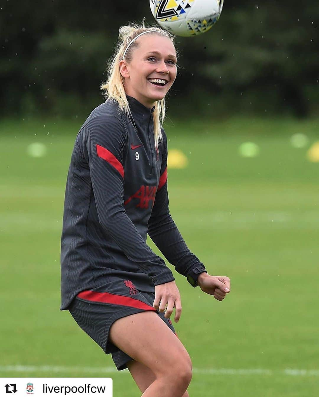 リヴァプールFCさんのインスタグラム写真 - (リヴァプールFCInstagram)「#Repost @liverpoolfcw 🙌🙌 ・・・ 𝘼𝙡𝙡 𝙨𝙢𝙞𝙡𝙚𝙨 as we prepare for the new campaign 😁🔴 #LFCW #LFC」9月3日 1時26分 - liverpoolfc