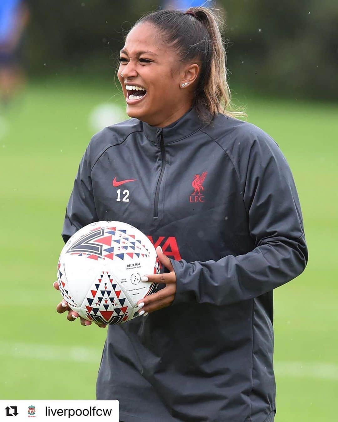 リヴァプールFCさんのインスタグラム写真 - (リヴァプールFCInstagram)「#Repost @liverpoolfcw 🙌🙌 ・・・ 𝘼𝙡𝙡 𝙨𝙢𝙞𝙡𝙚𝙨 as we prepare for the new campaign 😁🔴 #LFCW #LFC」9月3日 1時26分 - liverpoolfc