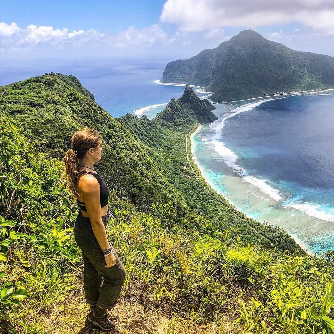 Visit The USAさんのインスタグラム写真 - (Visit The USAInstagram)「"This crazy cool hike is definitely high up there on my list of most magical views. 🤩" Located in the South Pacific Ocean, the National Park of American Samoa is one of the most remote parks in the USA. Three islands make up the park, which can lead you to views like this! 😍 📸 : @aeriannajane #VisitTheUSA #TogetherInTravel」9月3日 1時36分 - visittheusa