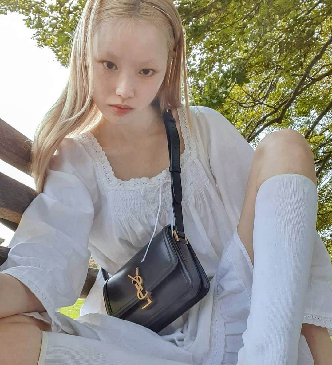 フェルナンダ・リーのインスタグラム：「Iifffff you wanna know what bags I own, please check out my newest video 🤗  In this picture is the Solferino Satchel Box from @ysl !  Click through the link on my profile 🌞」