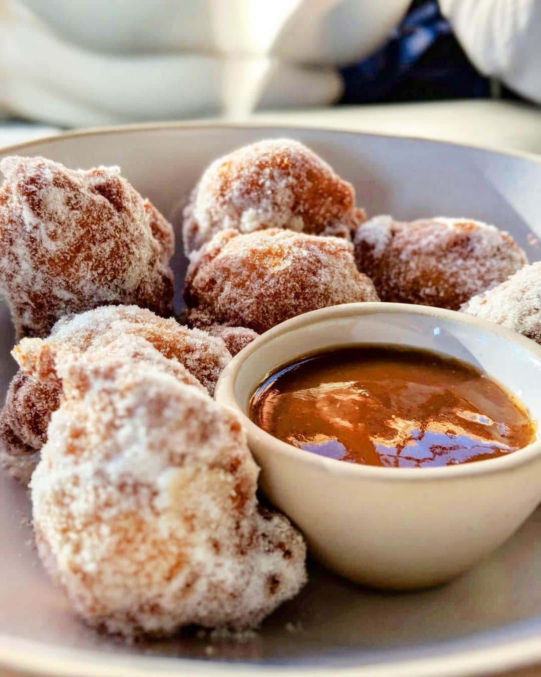 Eat With Steph & Coのインスタグラム：「Anyone else believe there is such a thing as a separate dessert stomach? No matter how big the main, I always have space for a pudding😏. These beauties are Bomboloni (~ aka small donuts🍩) from @cattivobar in Brixton and they are the dreeeeam. Worth a visit just for these but the chef’s meatballs is also 🙌🏻👌🏻  This picture is old - they were served with caramel sauce when I went but now you can get them with Nutella or jam so I’ll be going back for those soon 👀   📷 @thetessaproject  #bomboloni #cattivo #cattivobar #cannova」