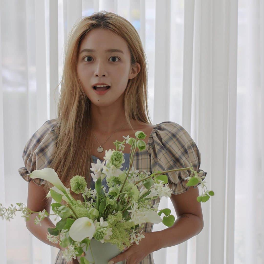 キム・ダヘのインスタグラム：「매번 수업때마다 카메라 두대와 핸드폰두대로 열심히 찍어주시는 선생님... 🤍🤍🤍」