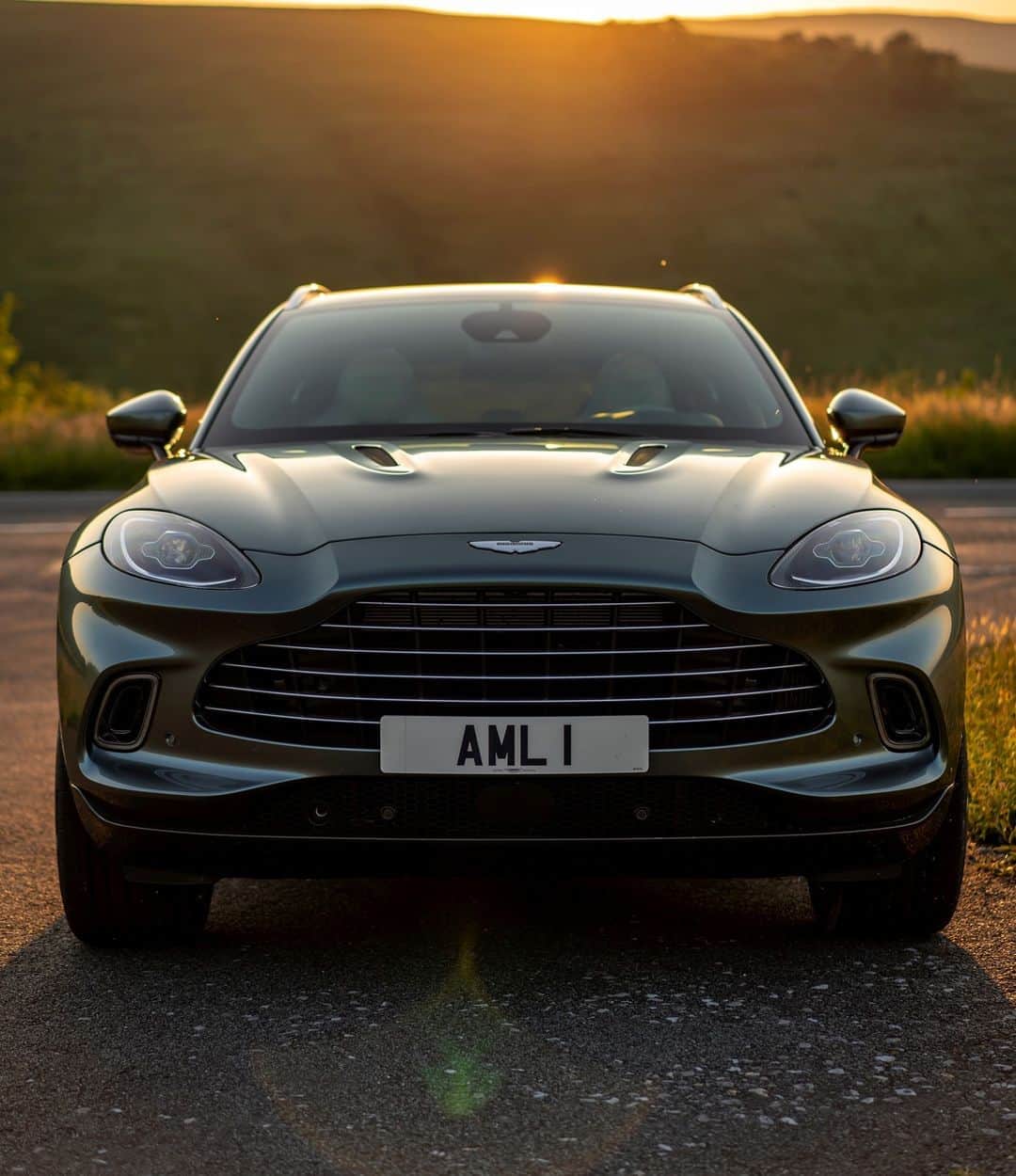 アストンマーチンさんのインスタグラム写真 - (アストンマーチンInstagram)「Celebrating our iconic Aston Martin design language in a new form – DBX is shaped for adventure.  To book a test drive in our first SUV, click the link in our bio.  #AstonMartin #DBX」9月3日 2時00分 - astonmartin