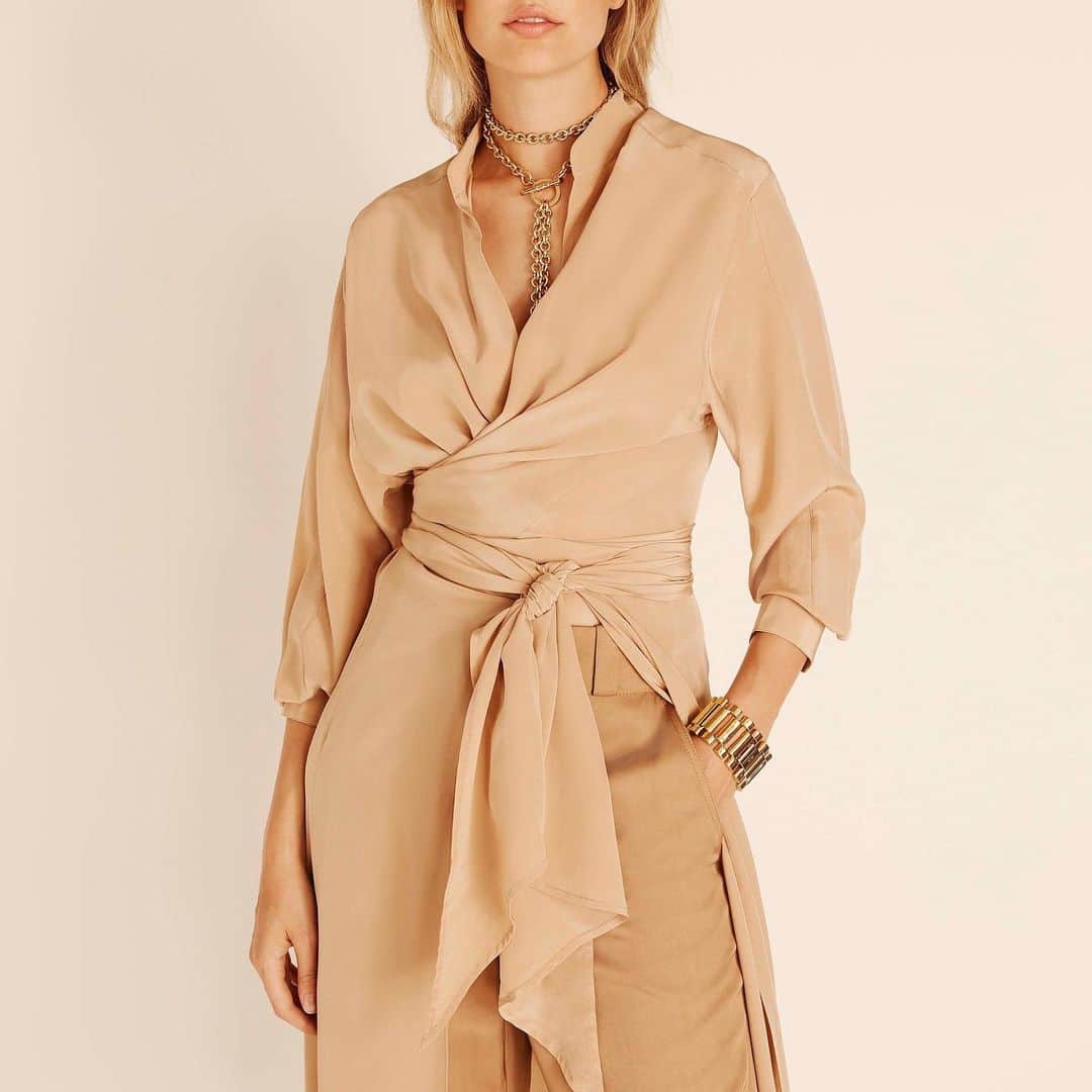 アマンダ ウェイクリーのインスタグラム：「The air shirt... transformative multifunctional dressing... the perfect  piece for this season's camel capsule... #camel #capsule #AW」