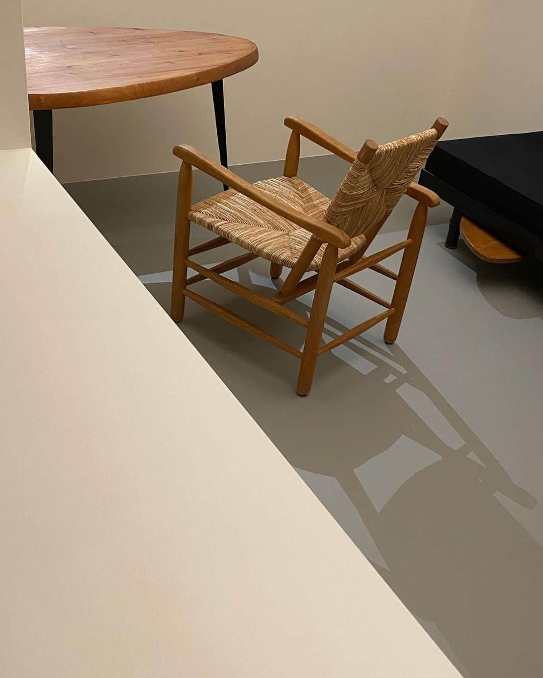 NATALIE LIAOさんのインスタグラム写真 - (NATALIE LIAOInstagram)「All I can think about is furniture these days. A revisit to #CharlottePerriand’s retrospective at @fondationlv earlier this year.」9月3日 2時01分 - fongminliao