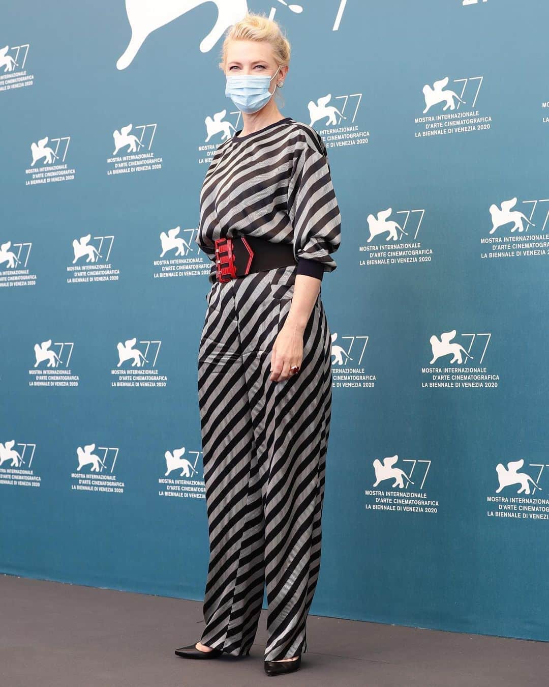 Just Jaredさんのインスタグラム写真 - (Just JaredInstagram)「Cate Blanchett in @giorgioarmani attends the jury photo call for the Venice Film Festival while wearing her face mask. Cate is the president of the jury this year! #CateBlanchett Photo: Getty」9月3日 2時06分 - justjared