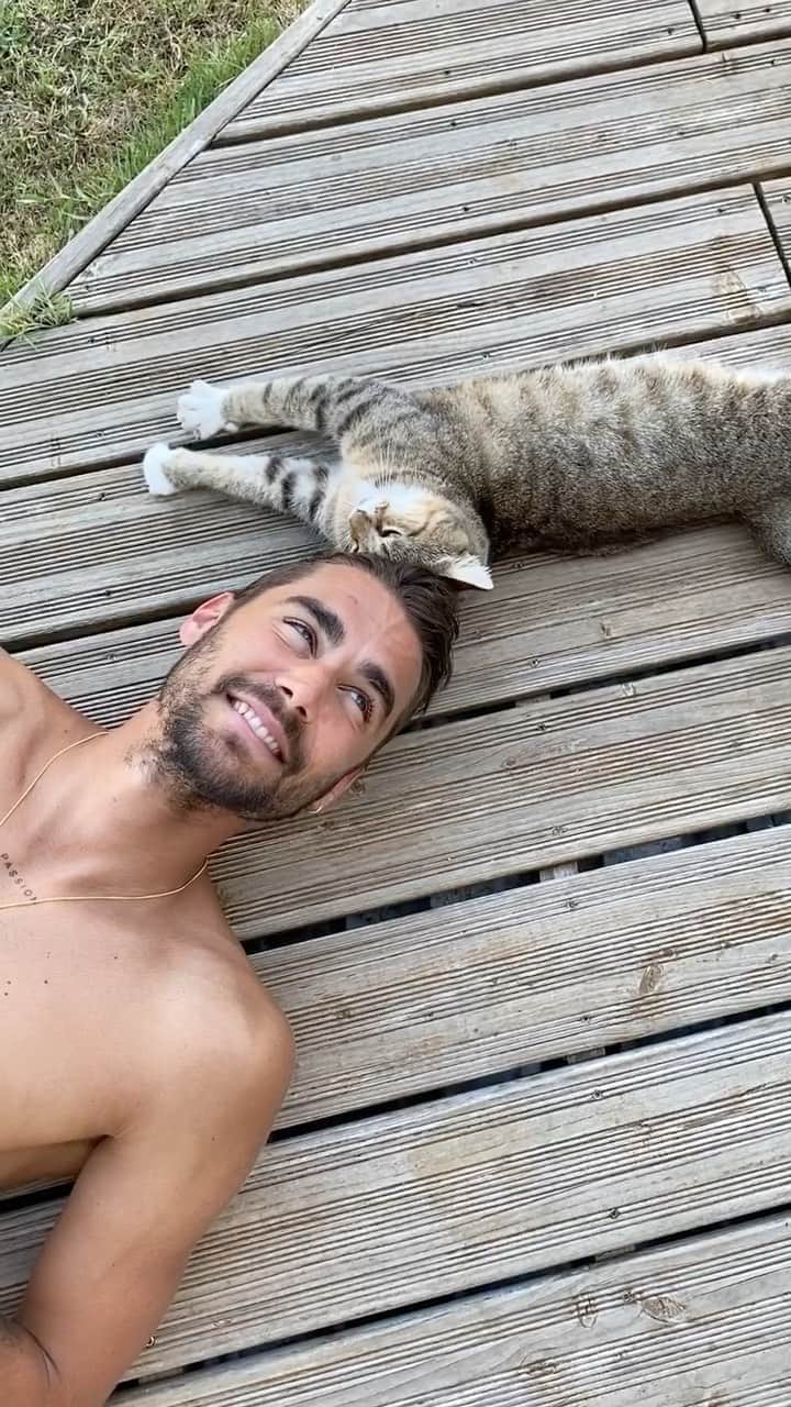 NICOLAS SIMOESのインスタグラム：「When bae wants your attention 😸」