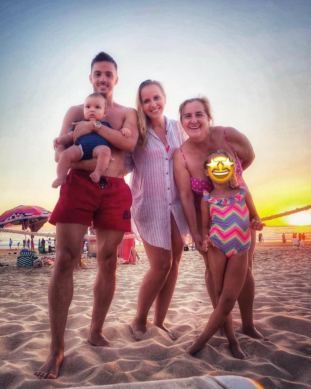 パブロ・サラビアのインスタグラム：「Fin de quelques jours de relax 😌 de retour plein d’énergie🔋 ⚡  🇪🇸 Fin a unos días de relax 😌 volvemos con energía renovada 🔋 ⚡  #holidays #family #friends #relax」