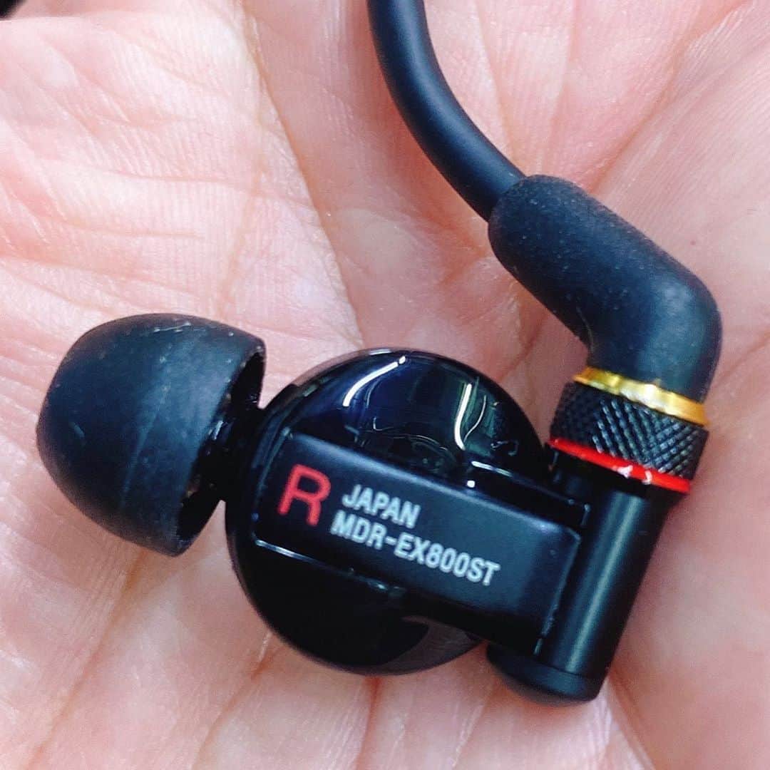 本間昭光のインスタグラム：「仕事柄、スマホからはワイヤードでイヤホン繋いでます。 Bluetoothの方が楽なんだけどね。 SONY MDR-EX800ST」