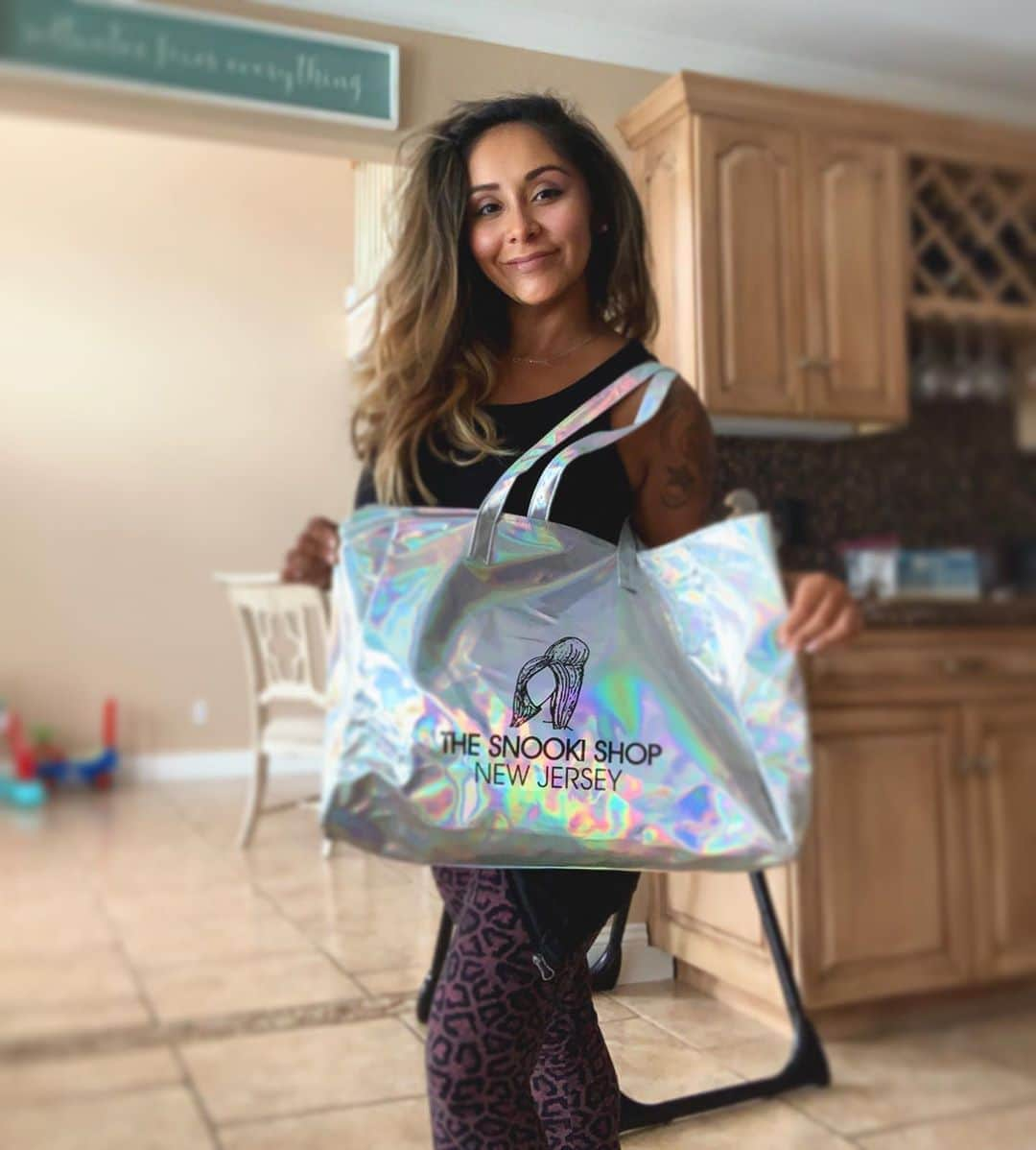 ニコール・ ポリッツィさんのインスタグラム写真 - (ニコール・ ポリッツィInstagram)「MAWMA🖤 Guess what’s in my weekend bag? 🤷🏽‍♀️」9月3日 2時32分 - snooki