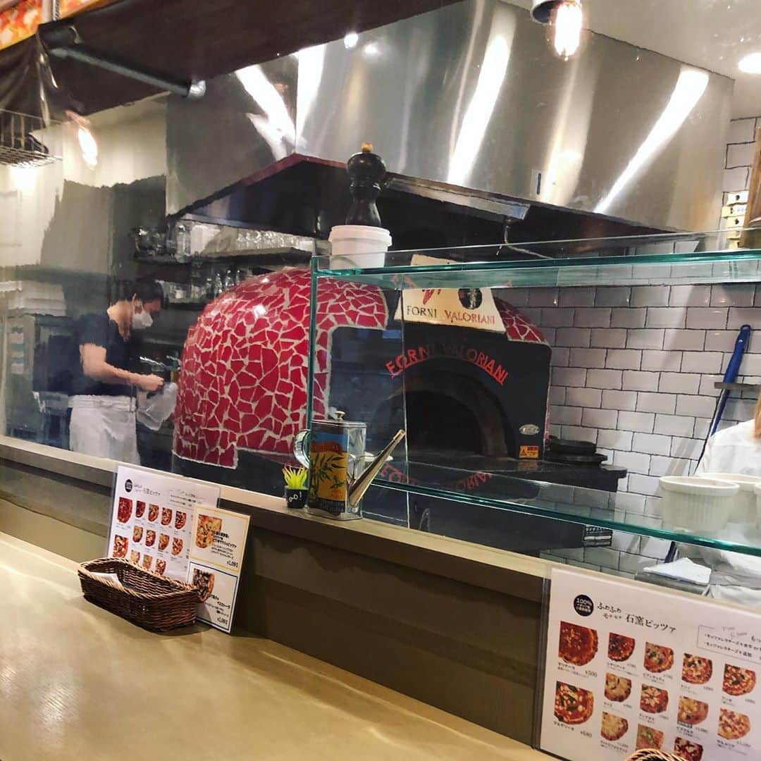 世手子さんのインスタグラム写真 - (世手子Instagram)「Take out pizza with my son🍕🍕🍕 PIZZA MARIO Express was too delicious(((o(*ﾟ▽ﾟ*)o))) Enjoy authentic pizza at home🏠🏠🏠 @pizza_mario112  先日 #ピザマリオ で我が子と #テイクアウト したよ(*ﾟ▽ﾟ*) 駅前 の #溝の口ピザ (*ﾟ▽ﾟ*) お値段お手頃 で #本格的ピザ を堪能できちゃいます！！！ たっぷり魚介のペスカトーラ は魚介たっぷりで美味しすぎたー✨✨ お店オススメだけあるね(￣▽￣) 水牛モッツァレラ もたっぷりで美味しすぎて感動╰(*´︶`*)╯♡ 一枚驚きの500円〜！！！ #テイクアウト のお客さんも多い理由がわかりましたー！ まだまだ暑い日が続くけど 最近は #中山式 #接触冷感 #マスク （^人^） #伸縮性 もいいね(〃ω〃) #洗えるマスク だからいつでもお出かけできる(*´◒`*) #溝の口テイクアウト #ナポリピッツァ また行きたいー！ おやすみ前の #飯テロ でした\(//∇//)\ #石窯ピザ #溝の口 #ピザ  #コロナ #コロナウイルス #感染予防 #飛散防止 #マジコ #magico_store #マジコストア #中山式産業 #monipla #magico_fan  #pr #トリドリベース」9月3日 2時41分 - rojide