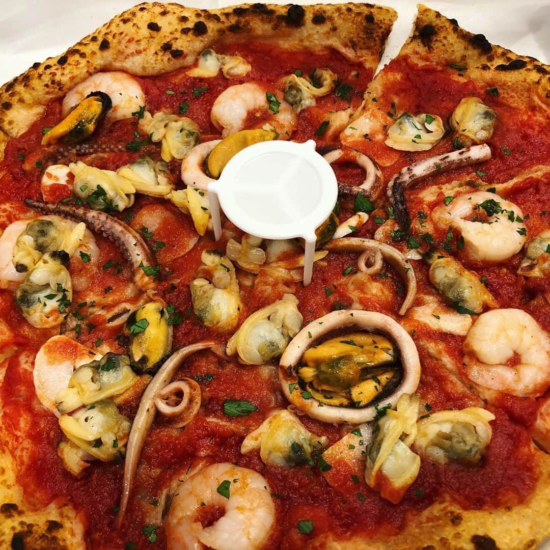 世手子さんのインスタグラム写真 - (世手子Instagram)「Take out pizza with my son🍕🍕🍕 PIZZA MARIO Express was too delicious(((o(*ﾟ▽ﾟ*)o))) Enjoy authentic pizza at home🏠🏠🏠 @pizza_mario112  先日 #ピザマリオ で我が子と #テイクアウト したよ(*ﾟ▽ﾟ*) 駅前 の #溝の口ピザ (*ﾟ▽ﾟ*) お値段お手頃 で #本格的ピザ を堪能できちゃいます！！！ たっぷり魚介のペスカトーラ は魚介たっぷりで美味しすぎたー✨✨ お店オススメだけあるね(￣▽￣) 水牛モッツァレラ もたっぷりで美味しすぎて感動╰(*´︶`*)╯♡ 一枚驚きの500円〜！！！ #テイクアウト のお客さんも多い理由がわかりましたー！ まだまだ暑い日が続くけど 最近は #中山式 #接触冷感 #マスク （^人^） #伸縮性 もいいね(〃ω〃) #洗えるマスク だからいつでもお出かけできる(*´◒`*) #溝の口テイクアウト #ナポリピッツァ また行きたいー！ おやすみ前の #飯テロ でした\(//∇//)\ #石窯ピザ #溝の口 #ピザ  #コロナ #コロナウイルス #感染予防 #飛散防止 #マジコ #magico_store #マジコストア #中山式産業 #monipla #magico_fan  #pr #トリドリベース」9月3日 2時41分 - rojide