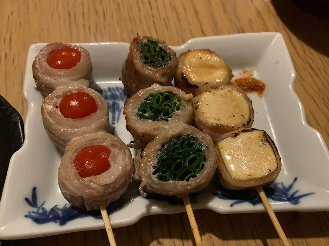 寺内ゆうきさんのインスタグラム写真 - (寺内ゆうきInstagram)「#食いしん坊ゆうきくん の撮影に協力して下さったお店のご紹介  国分寺 猿酔家 @kbj.sasuke  大学時代に行ってたお店が協力してくれました 串焼き12本コース2000円 カレーうどん ライス  #ハイクオリティ串焼きに舌鼓ポンポン #ホントはお酒飲みたかった #国分寺は今はもうなかなか行かないけど昔住んでた #カレーうどんは期間限定 #ライスにはふりかけかかってる優しさ #お通しはウフマヨ #すき焼き串レタス巻き串大葉せせりニンニクベーコン豚バラ #美味しかった串の呪文 #お近くまで行った際はぜひ #YouTubeもみてねー」9月3日 2時44分 - tera____