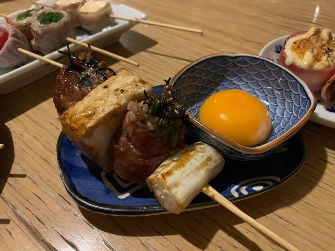 寺内ゆうきさんのインスタグラム写真 - (寺内ゆうきInstagram)「#食いしん坊ゆうきくん の撮影に協力して下さったお店のご紹介  国分寺 猿酔家 @kbj.sasuke  大学時代に行ってたお店が協力してくれました 串焼き12本コース2000円 カレーうどん ライス  #ハイクオリティ串焼きに舌鼓ポンポン #ホントはお酒飲みたかった #国分寺は今はもうなかなか行かないけど昔住んでた #カレーうどんは期間限定 #ライスにはふりかけかかってる優しさ #お通しはウフマヨ #すき焼き串レタス巻き串大葉せせりニンニクベーコン豚バラ #美味しかった串の呪文 #お近くまで行った際はぜひ #YouTubeもみてねー」9月3日 2時44分 - tera____