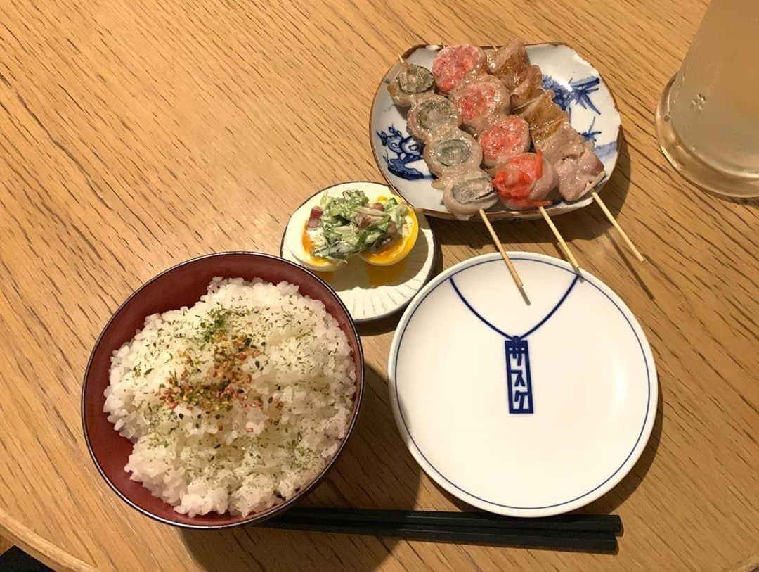 寺内ゆうきさんのインスタグラム写真 - (寺内ゆうきInstagram)「#食いしん坊ゆうきくん の撮影に協力して下さったお店のご紹介  国分寺 猿酔家 @kbj.sasuke  大学時代に行ってたお店が協力してくれました 串焼き12本コース2000円 カレーうどん ライス  #ハイクオリティ串焼きに舌鼓ポンポン #ホントはお酒飲みたかった #国分寺は今はもうなかなか行かないけど昔住んでた #カレーうどんは期間限定 #ライスにはふりかけかかってる優しさ #お通しはウフマヨ #すき焼き串レタス巻き串大葉せせりニンニクベーコン豚バラ #美味しかった串の呪文 #お近くまで行った際はぜひ #YouTubeもみてねー」9月3日 2時44分 - tera____