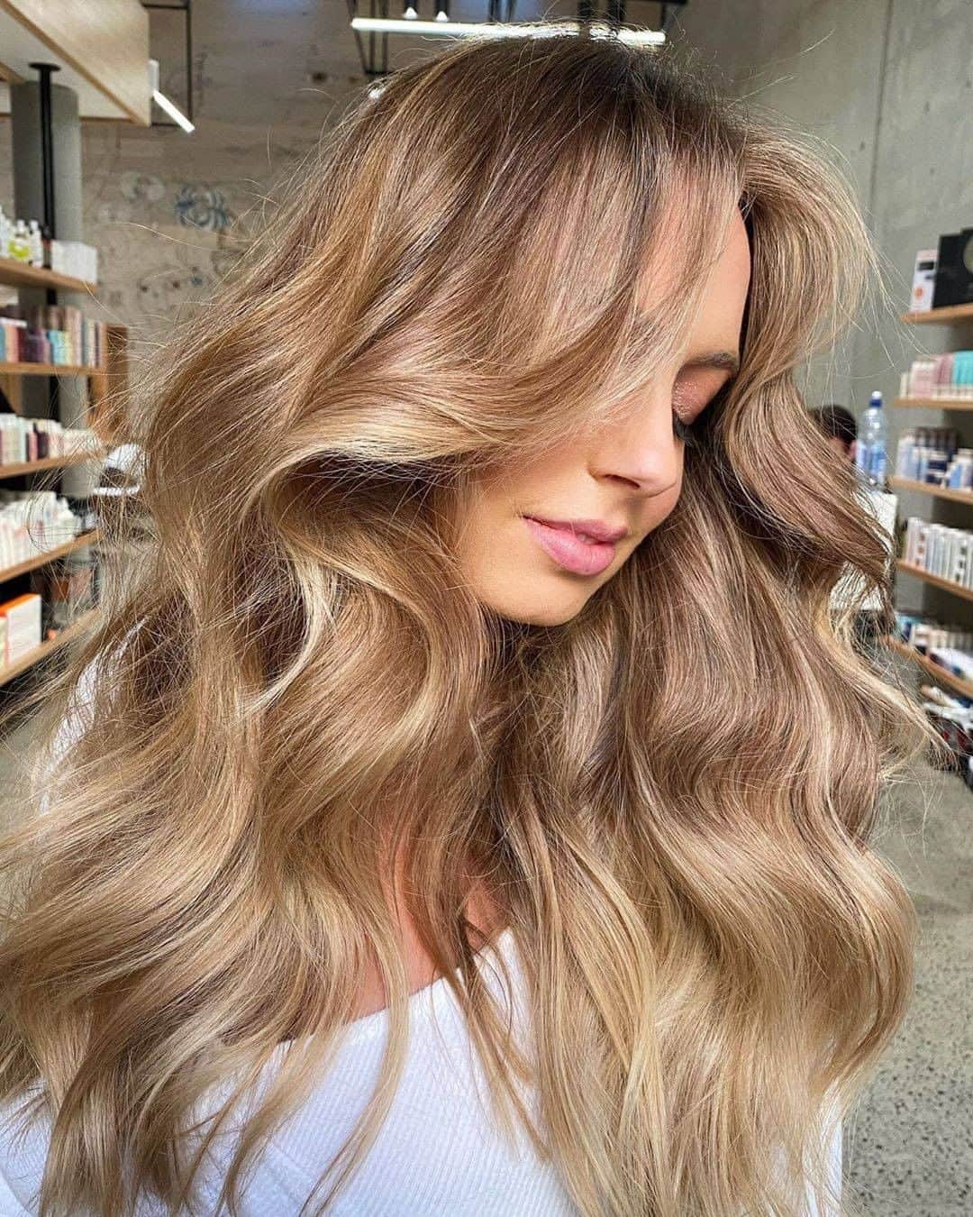ghd hairさんのインスタグラム写真 - (ghd hairInstagram)「Bronde waves for the win ✌️✨ these soft tones are the perfect end of summer style 😍  @william_edwardsandco   #ghd #ghdhairpro #hairgoals #hairinspiration #brondehair #autumnhaircolor #autumnhair #bronde #hairgoals #hairenvy」9月3日 2時50分 - ghdhair