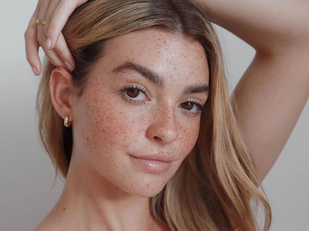 Kelsey Simoneのインスタグラム：「Newest addition to my nighttime routine, the @summerfridays Soft Reset AHA Exfoliating Solution! It brightens your skin while also reducing the visibility of pores. With Lactic Acid, Glycolic Acid, & Niacinamide, it keeps my skin smooth and and healthy while I sleep 🌙 “ #ad #youronlysolution」