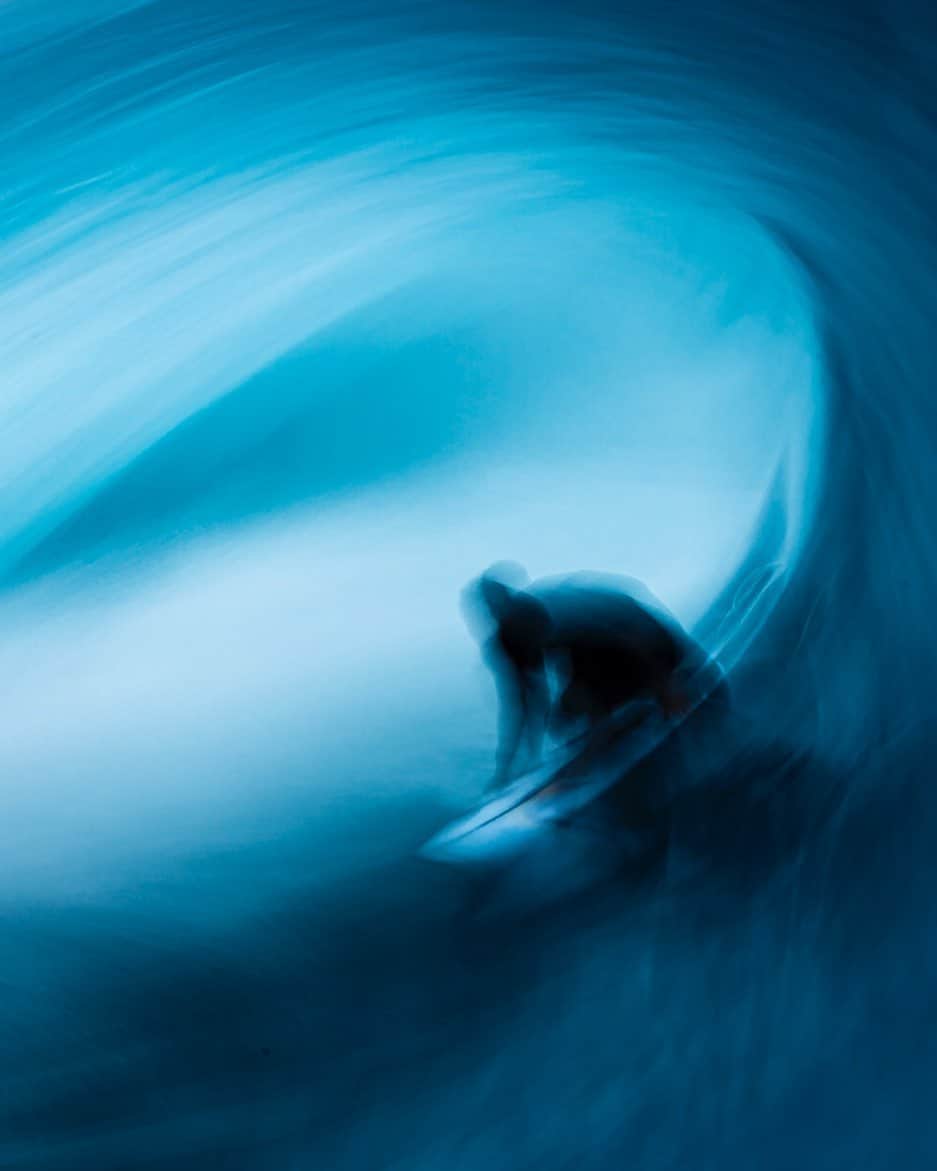 ミシェル・ボレーズのインスタグラム：「Cool shot from the master @benthouard  at teahupoo for the last swell!」
