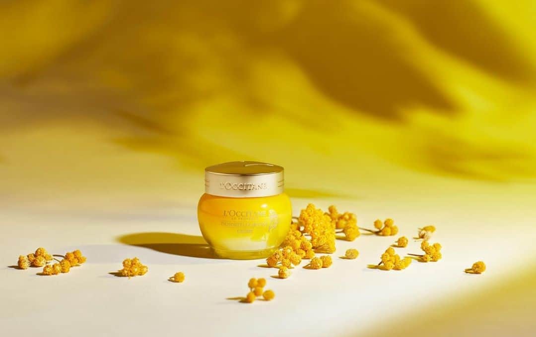 のインスタグラム：「Discover ever-lasting beauty with the Immortelle Divine Cream. Put the bounce back into your skin and watch as each day your face looks more radiant and firm. Its unique essential oil helps make wrinkle worries, and uneven skin tones a thing of the past. ✨⁣ ⁣ #GeniusFlower #SkinCare #BeautyRoutine #BeautyProducts #AntiAging #Immortelle #NaturalSkincare #LOccitane」