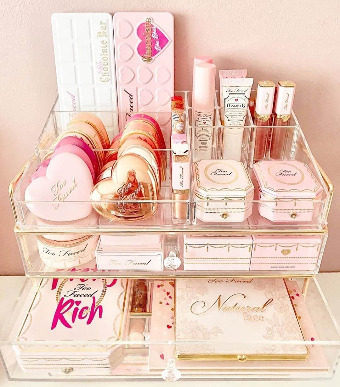 Too Facedさんのインスタグラム写真 - (Too FacedInstagram)「Only the essentials 😍 How many Too Faced products are on your vanity right now?! #regram @hayleylouise.xo #toofaced」9月3日 3時01分 - toofaced