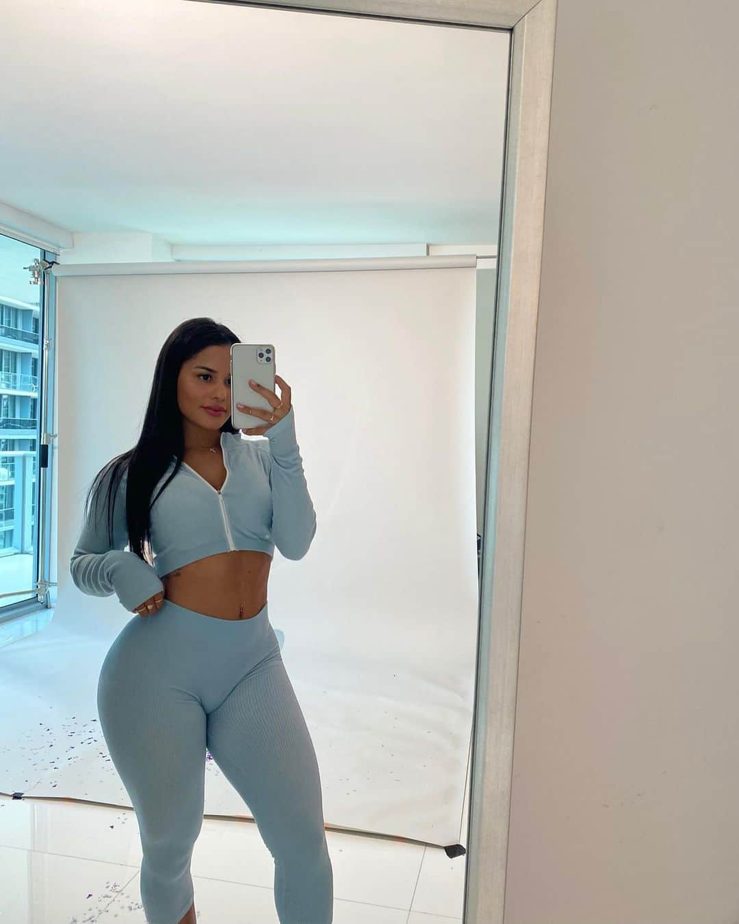Katya Elise Henryさんのインスタグラム写真 - (Katya Elise HenryInstagram)「@workouts_by_katya shoots be like 🤳🏽✨  - - for my two most iconicccc workout programs (8 week booty builder & 8 week beach body) hit the link in my bio and join the worldwide squad of @workouts_by_katya girls 🤍💪🏽 ps- for those of you who are currently doing my THICC CHALLENGE- KEEP KILLING IT! I’m so proud of you & cant wait to see those gains 🙏🏽😫」9月3日 3時13分 - katyaelisehenry