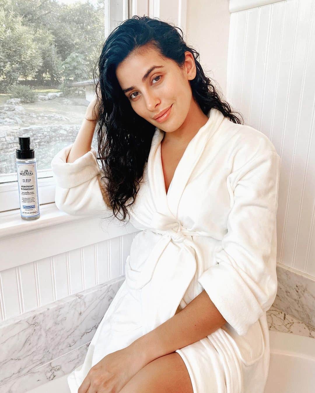 Sazan Hendrixさんのインスタグラム写真 - (Sazan HendrixInstagram)「That post-shower feeling 🙌🏼 I can't believe I'm going to be a mother to TWO very soon! I also can't believe that I haven't had a spa day this year and am wondering when I'll ever have one again ? (#Dramatic 😂) but forreal, I started taking my shower to the next level with these Aromatherapy In-Shower Mists from @JR_Watkins. I've tried all three and the SLEEP one is currently my favorite as I'm in my final stretch of pregnancy.  Comfort is key and I love a product that knows how to make me feel good when I get out of my shower! All these mists are infused with a powerful blend of natural extracts to help improve your mood and give your mind and body what they need during your shower experience. Swipe to see + learn more on my Stories! Available at @ultabeauty ✨ #beauty #ad」9月3日 3時05分 - sazan