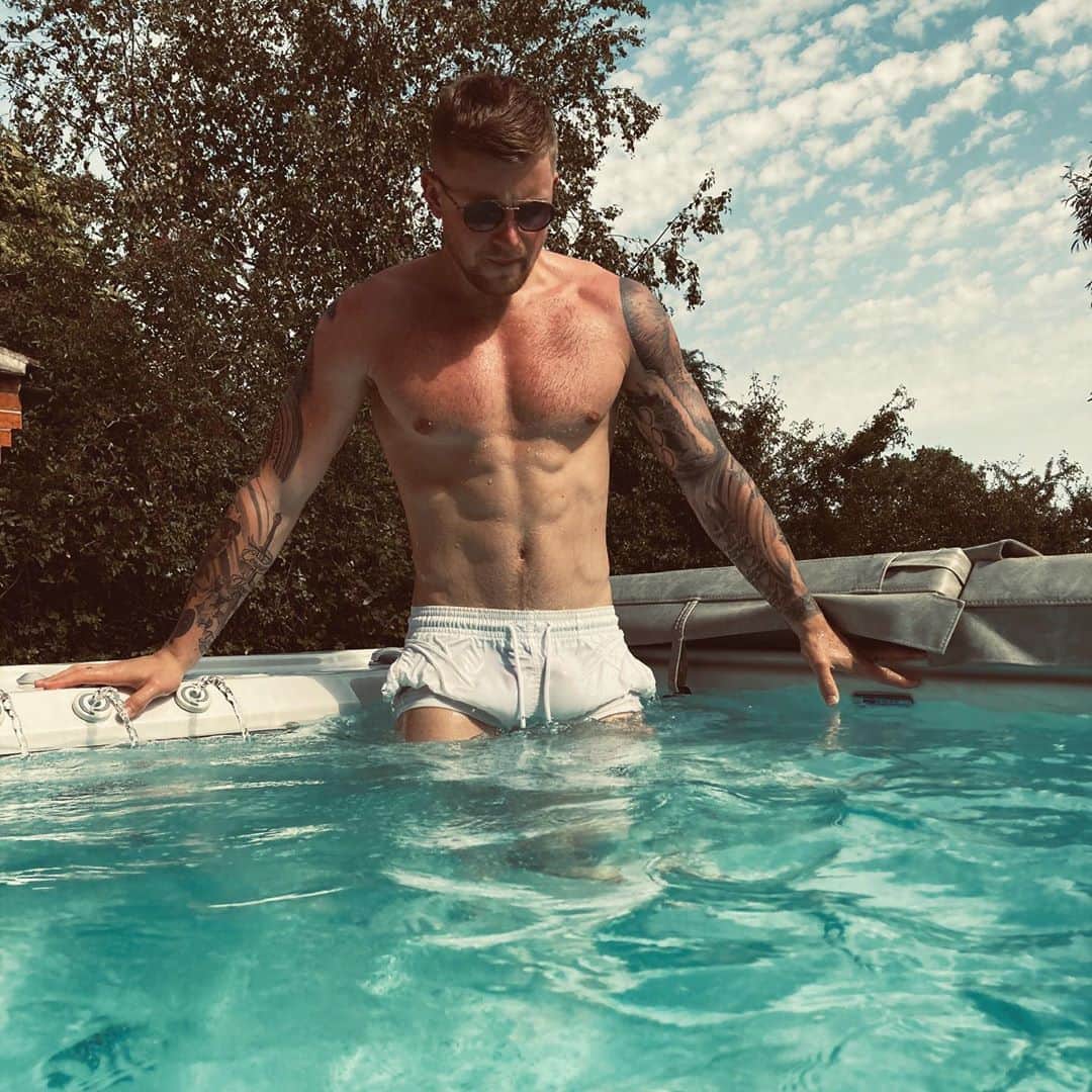 アダム・ピーティのインスタグラム：「Enjoying the last bit of sun ☠️」