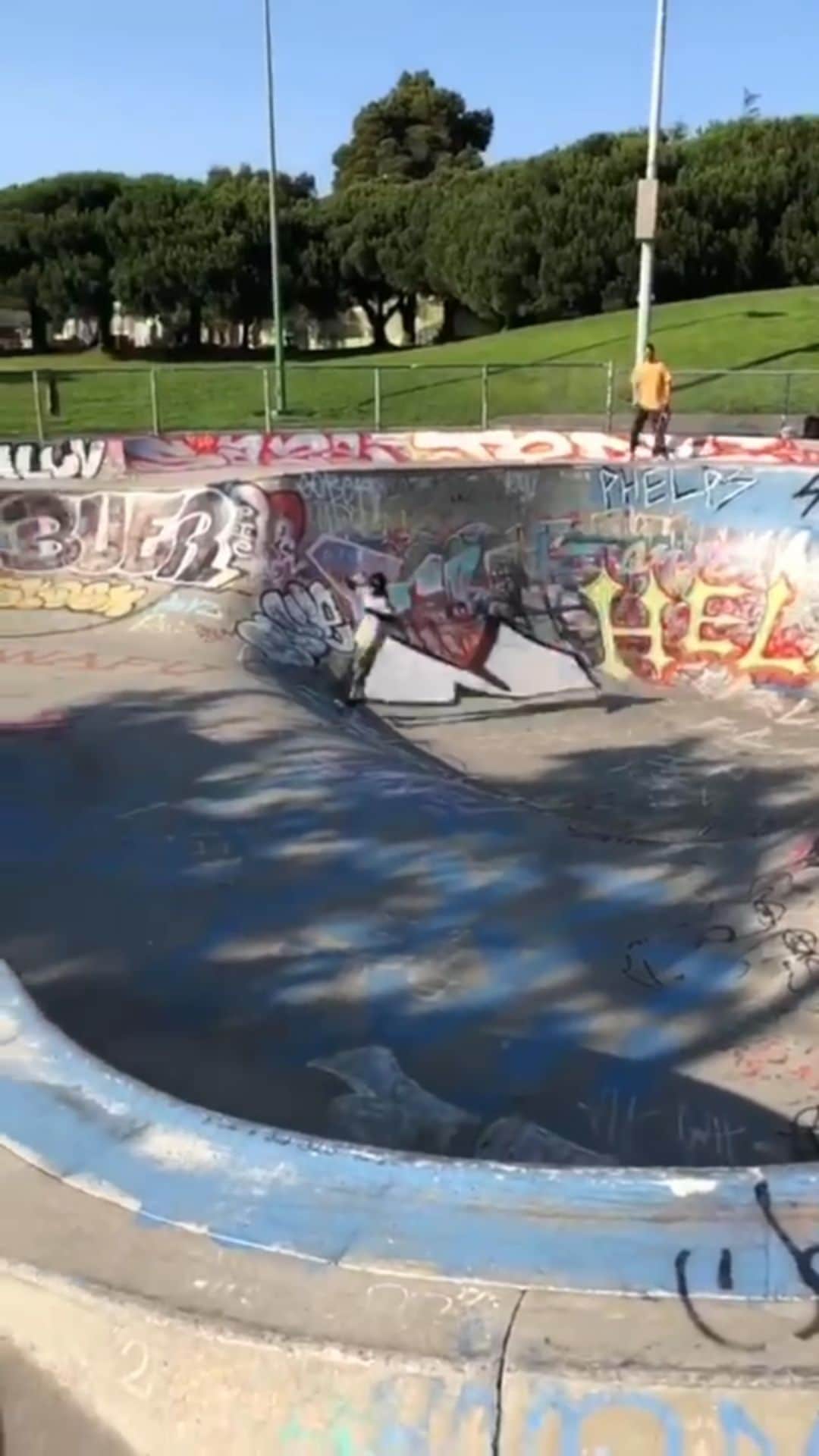 のインスタグラム：「Lurkin @wallybin @drolife #reels #reelsinstagram #skate」