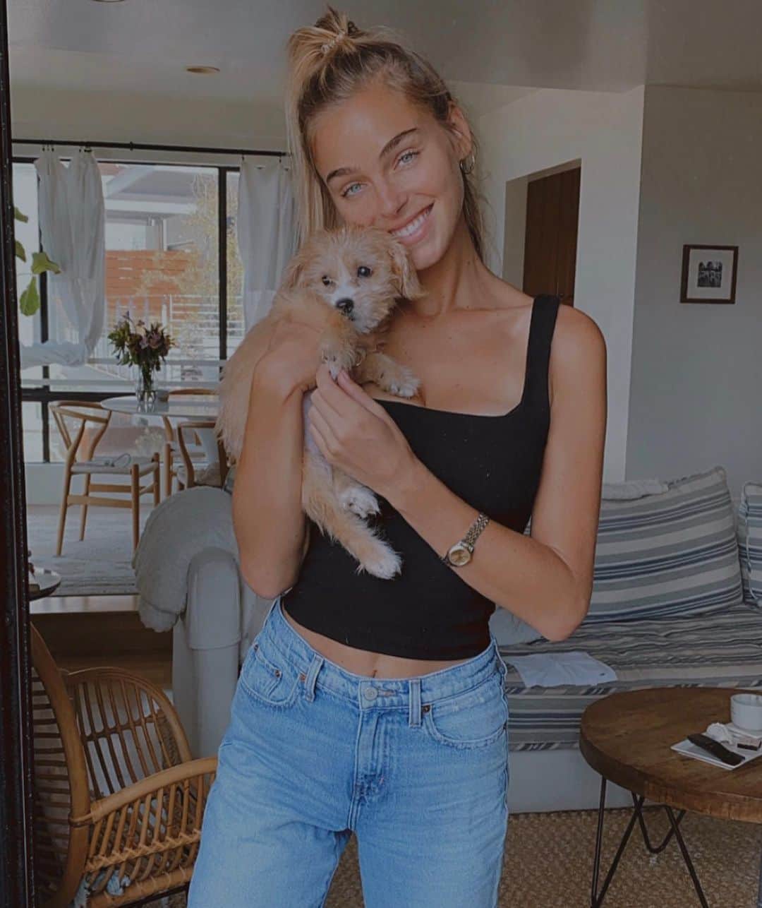 Elizabeth Turnerのインスタグラム：「Please welcome to the world my sweet baby girl Zoe Peanut Turner. Hailing from the high desert of California, sweet Zoe had a lucky start in life. Her angel foster mom and the sweet people at @lastcallk9rescue found her mama pregnant and abandoned on the side of the road in the desert. They swooped up her mom and then Zoe was born days later in the safety of her foster home. I’m so lucky I get to be this girl’s mama. But man potty training is no joke. #adoptdontshop #rescuedog #zoe swipe for some cuteness!!!!」