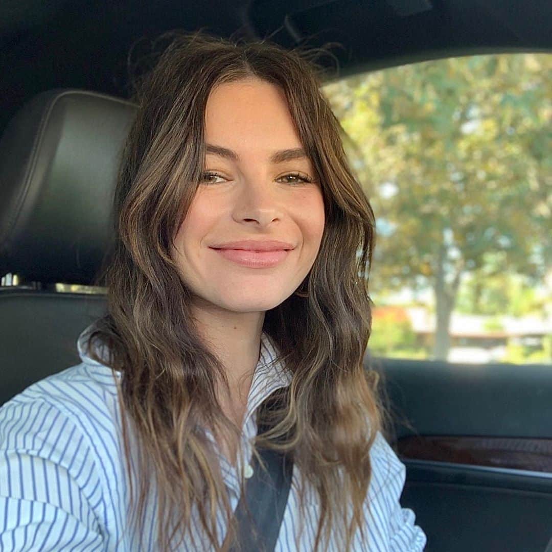 ケリー・オックスフォードのインスタグラム：「Be-kind-to-yourself and others today. We all need it.❤️」
