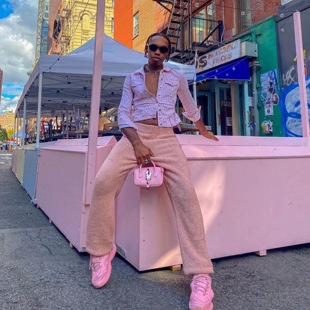 ジョージジーナ&ルーシーのインスタグラム：「Pink vibes 💓@ziggymackjohnson with our mini bag #georgeginalucy #gglsquad #staystrong」