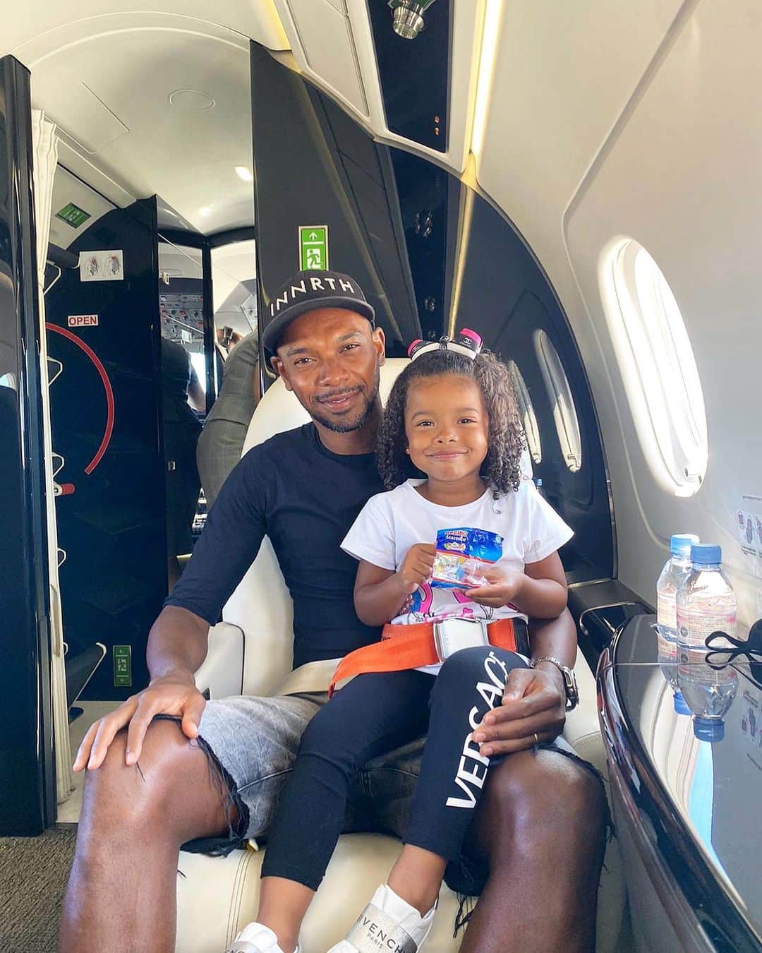 フェルナンジーニョのインスタグラム：「Voltando pra casa em excelente companhia 🖤🥰」