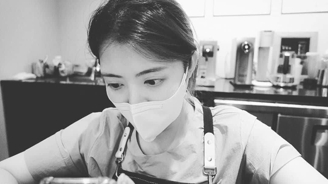 チョン・ユネ さんのインスタグラム写真 - (チョン・ユネ Instagram)「오늘 쉬는 날이었는데 하루종일 바빴다... 🤔손목이 요즘 다시 안좋아져서 편집을 아무리해도 속도가 안나서 못끝낼 줄 알았는데 또르르르 드디어 이틀만에 끄으으읕 !!!!  많은 분들께 전달되었으면 ... 조금이나마 도움이 되길 바라는 마음을 담아 영상을 만들었어요 내일 업로드 할게요 이제 나는 자야지 #윤혜채널 굿냐잇 #힘내라대한민국」9月3日 3時27分 - yoonhye.chung