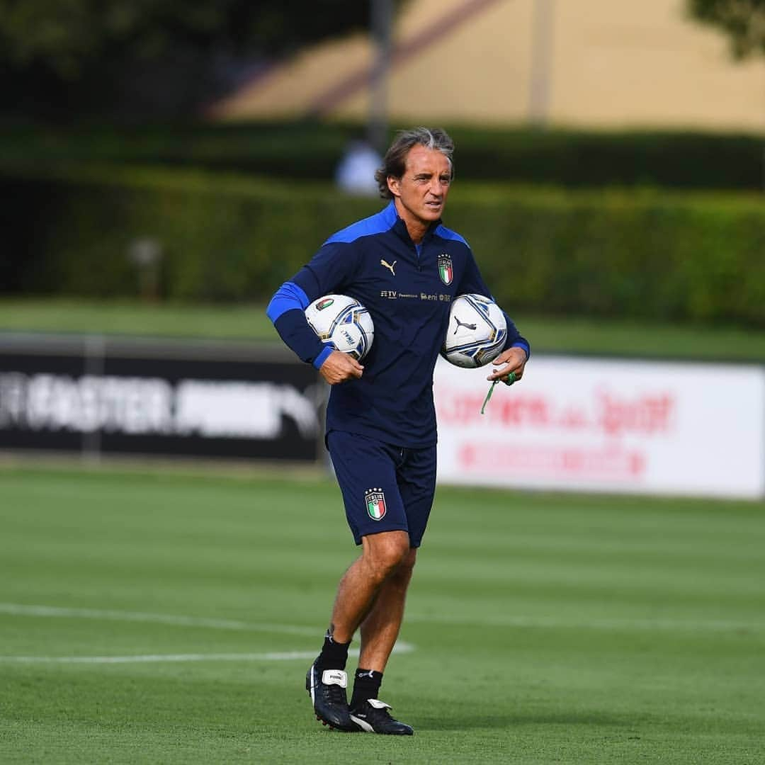 ロベルト・マンチーニのインスタグラム：「Il lavoro che mi piace! Allenamento a Coverciano in vista della doppia sfida di #NationsLeague, contro Bosnia Erzegovina e Olanda. #Mancio #VivoAzzurro #Azzurri」