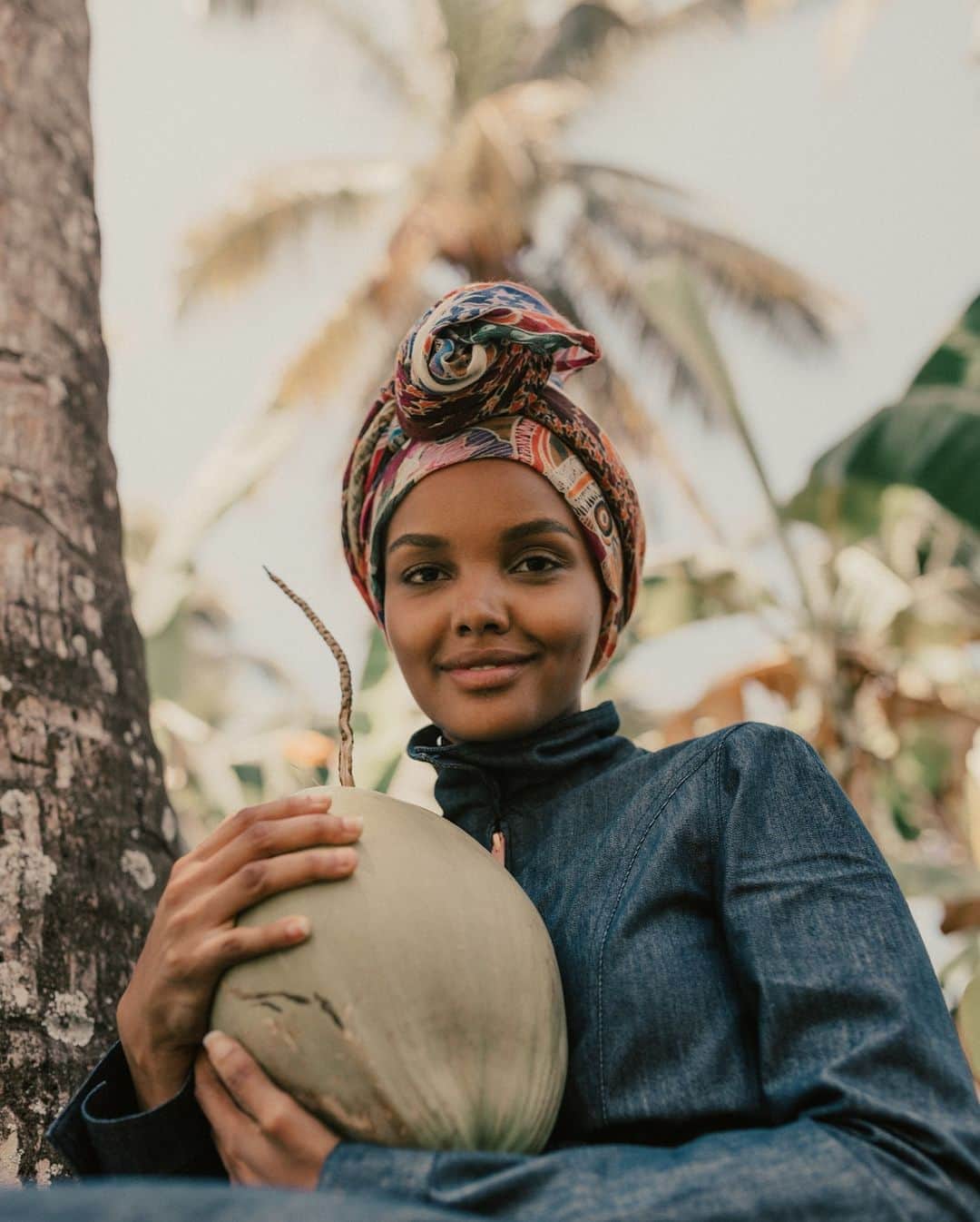 Vita Coco Coconut Waterのインスタグラム：「Surely you didn't think that the only way we would celebrate World Coconut Day was to mail people random coconuts.  We're so excited to announce that we're promoting our role model, friend and fan Halima Aden to Chief Coconut Officer. When we were thinking about the perfect person to help advocate for and advance the mission of the Vita Coco Project, the only person we could think of was Halima. She embodies the playful spirit of coconuts, the vibrancy of the communities where they come from, and understands firsthand how our initiatives can have a positive impact on the communities where we source. All this and she's a huge coconut lover. I mean look at her, holding that coconut like she would never let it go. From here on forward, Halima will be cuddling all coconuts before they turn into a Vita Coco.」