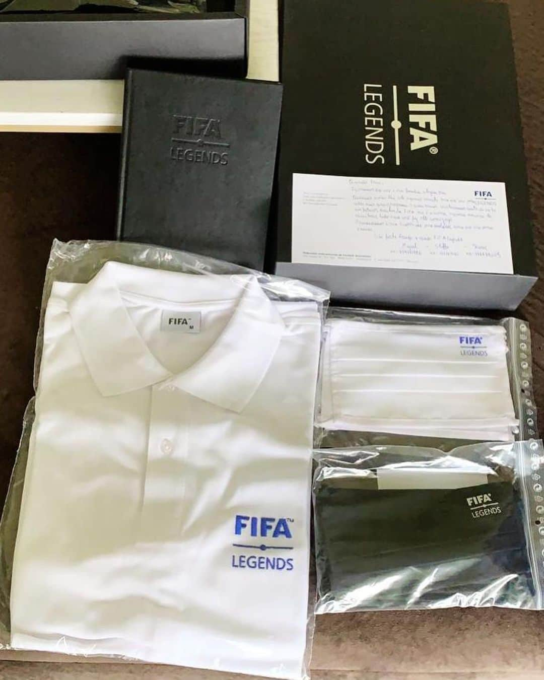 ナニさんのインスタグラム写真 - (ナニInstagram)「Ainda não ganhei uma bola de ouro mas tenho o reconhecimento de um excelente desempenho ao longo desta linda carreira. Obrigado FIFA por este presente! Agora é oficial, I’m a Legend 😁⚽️🙌 I am very happy to receive this present recognising all my career achievements. Thank you to my friends at FIFA! #FIFA #Legends #Football #ThankYou」9月3日 3時53分 - luisnani