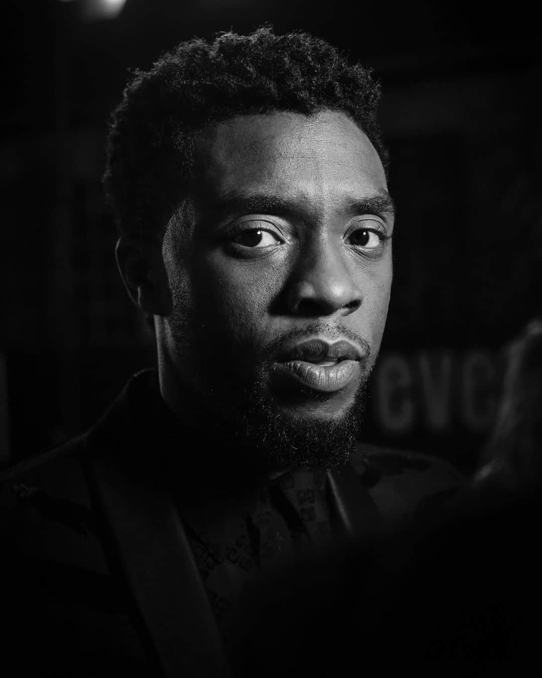 Just Jaredさんのインスタグラム写真 - (Just JaredInstagram)「Chadwick Boseman filmed seven movies while privately battling colon cancer and a new report is revealing which four non-family members he told about his diagnosis during this time. Tap this pic in the LINK IN BIO to read this new report. RIP.  #ChadwickBoseman Photo: Getty」9月3日 3時53分 - justjared