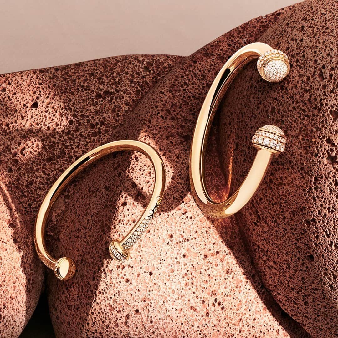 ピアジェさんのインスタグラム写真 - (ピアジェInstagram)「Embrace 𝒑𝒍𝒂𝒚, embrace 𝒆𝒍𝒆𝒈𝒂𝒏𝒄𝒆, embrace this luxury bangle bracelet to 𝒄𝒐𝒎𝒎𝒆𝒎𝒐𝒓𝒂𝒕𝒆 30 years of sparkle. In honor of the first #PiagetPossession collection, yellow gold with diamond-paved turning bands, it catches the eye and inspires 𝒑𝒍𝒂𝒚. -  #Piaget #TurnForExtraordinary #GoldJewellery #DiamondBangle #LuxuryJewellery」9月3日 4時00分 - piaget