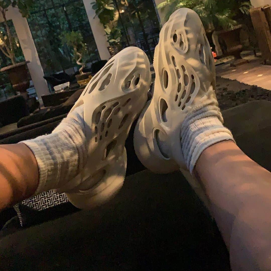 オリヴィエ・ルスタンさんのインスタグラム写真 - (オリヴィエ・ルスタンInstagram)「Too good to be true 🖤 Thank you KANYE for this piece of art ! OBSSESED with my new yeezy #yeezy  @kimkardashian」9月3日 4時00分 - olivier_rousteing