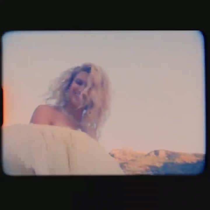 トーライ・ケリーのインスタグラム：「“unbothered” music video is out now!! 🕊had so much fun making this! hope it makes you smile💫」