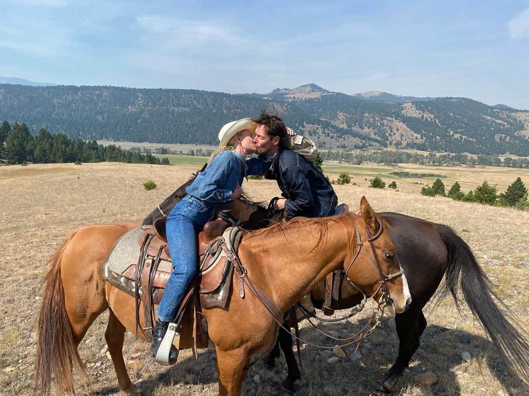 ケイト・ボスワースさんのインスタグラム写真 - (ケイト・ボスワースInstagram)「Same spot throughout the years ... 🌾✨ 1. For our anniversary this year, we visited on horseback 🐴 2. The day we chose the hilltop location to be married ... (2012) 3. On our wedding day, Aug. 31, 2013 💛 @theranchatrockcreek」9月3日 4時11分 - katebosworth